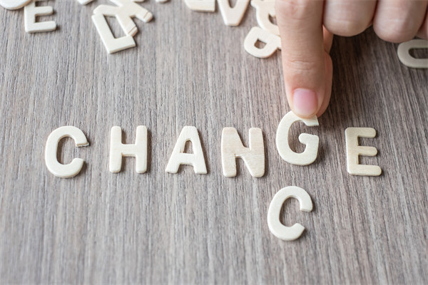 創(chuàng)新企業(yè)管理模式，引領(lǐng)行業(yè)變革，塑造品牌力量