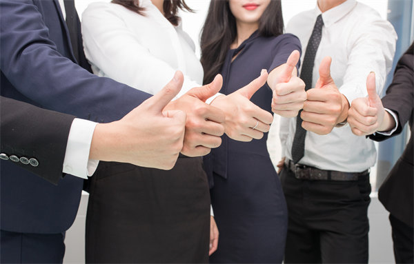 在企業(yè)管理中，專權(quán)式和民主式管理各有哪些優(yōu)缺點？