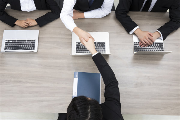 如何有效招聘并留住頂尖人才，提升團隊競爭力？