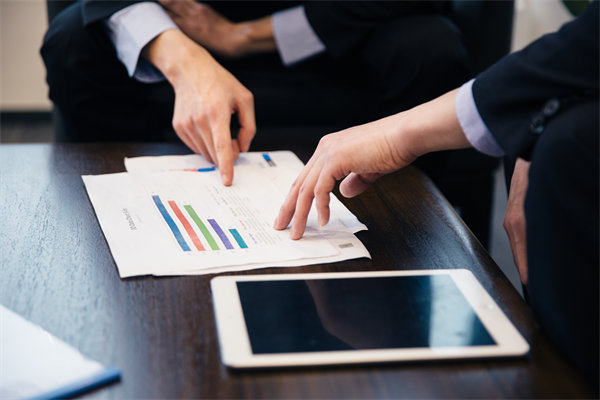 如何將企業長期戰略目標融入員工短期績效考核體系？