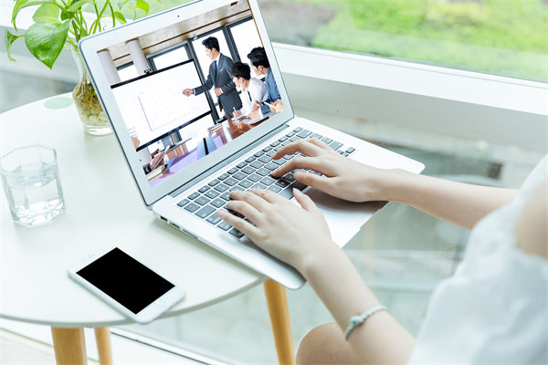 遠程工作模式下，如何確保員工效率與團隊凝聚力？