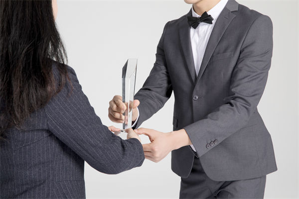 績效管理中，如何激勵優(yōu)秀員工，又幫助其提升？