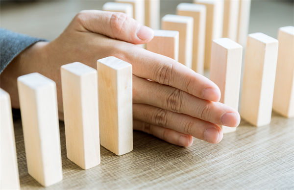 在年度經(jīng)營(yíng)計(jì)劃中，如何有效識(shí)別并應(yīng)對(duì)潛在風(fēng)險(xiǎn)？