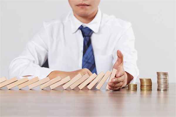 在年度經營計劃中，如何有效識別并應對潛在風險？