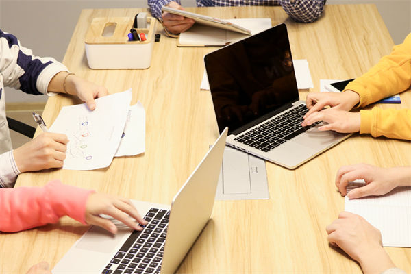 數(shù)字化轉(zhuǎn)型背景下，企業(yè)戰(zhàn)略應(yīng)如何創(chuàng)新與升級(jí)？