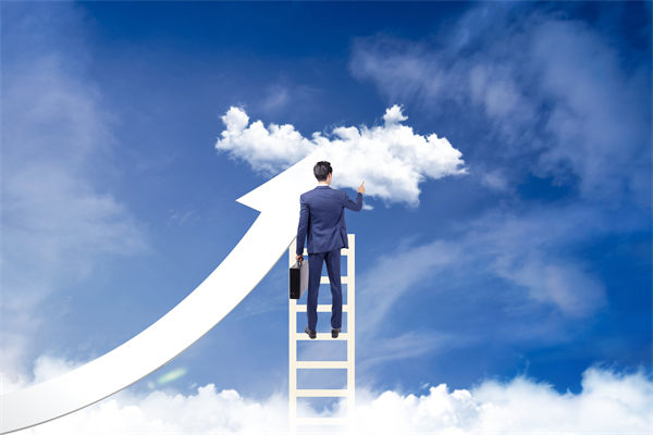 在組織變革中，如何確保員工順利過渡并減少負面影響？