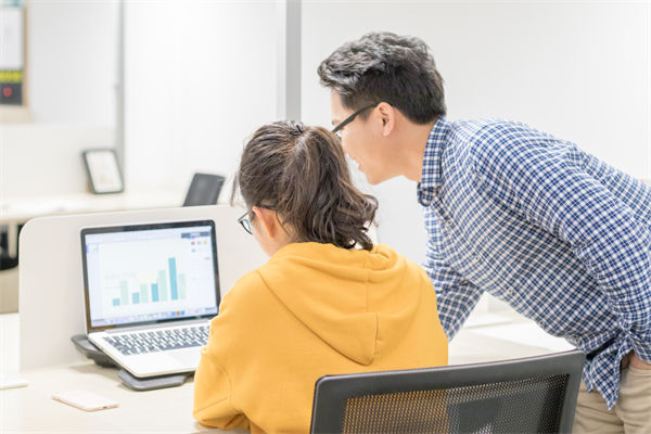 員工績效不佳，是應該立即解雇還是給予改進機會？