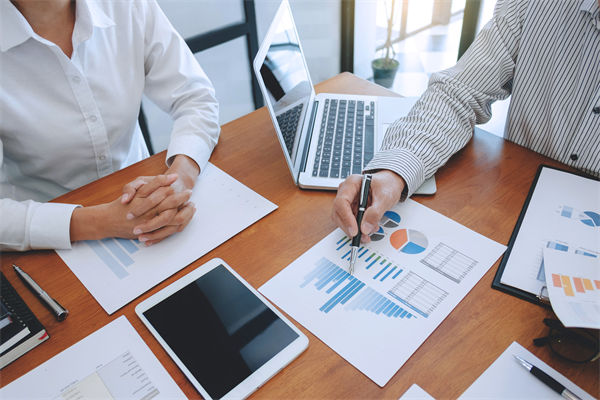 薪酬結(jié)構(gòu)與戰(zhàn)略脫節(jié)，薪酬咨詢?cè)鯓哟罱ㄟm配體系？